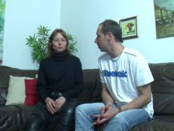 Ein geiles Luder lässt sich die nasse Möse vögeln