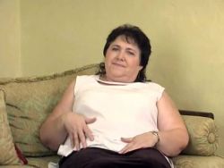 Geile behaarte Hausfrau beim Solofick auf der Couch