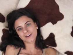 Hübsches notgeiles Amateur-Flittchen zeigt ihre knackigen Brüste