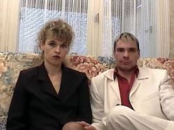 Im Vintage Porno lässt sich die Schlampe die stark behaarte Fickspalte ficken