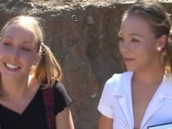 Leidenschaftlich rubbeln und fingern sich die zwei niedlichen Girls