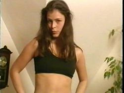 Unverbrauchtes verdorbenes Amateur-Flittchen zeigt ihre riesigen Titten